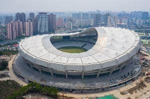 东体：一位特别嘉宾将在上海德比前领唱国歌，球迷准备了巨大tifo