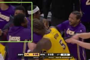 你小子!八村摘里夫斯头带甩着玩庆祝绝杀😅打了斯玛特大嘴巴子