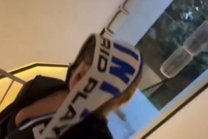 整蛊😂女友头戴皇马围巾叫醒正在睡觉的维尼修斯：你喜欢吗？