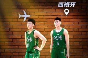 媒体人：黄秋实张峻豪启程后被毕巴放弃 后者被提醒两人打架禁赛